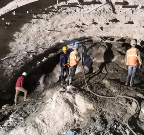 班玛拱顶带模注浆料的施工流程及注意事项